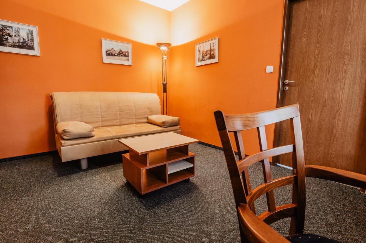 Hotel U Valdicke Brany Йичин Экстерьер фото