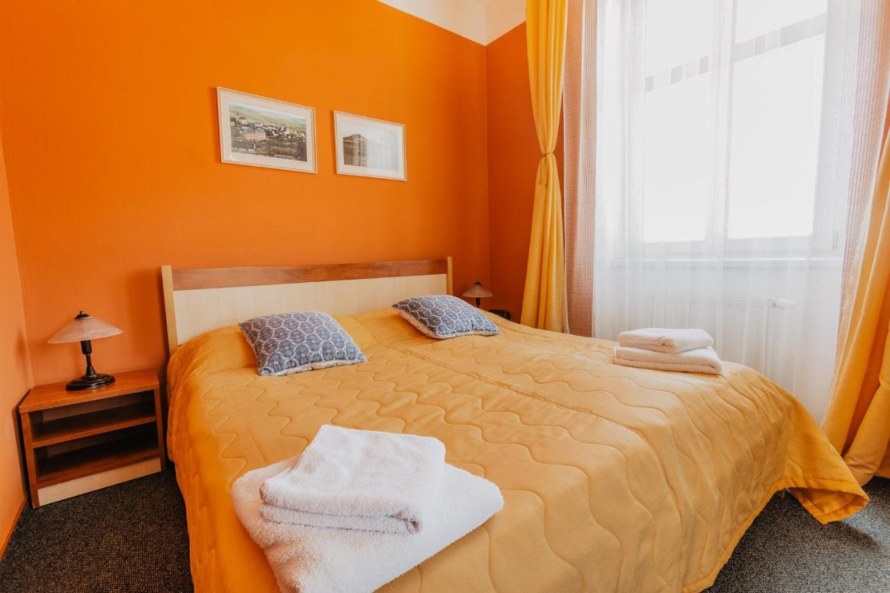 Hotel U Valdicke Brany Йичин Экстерьер фото