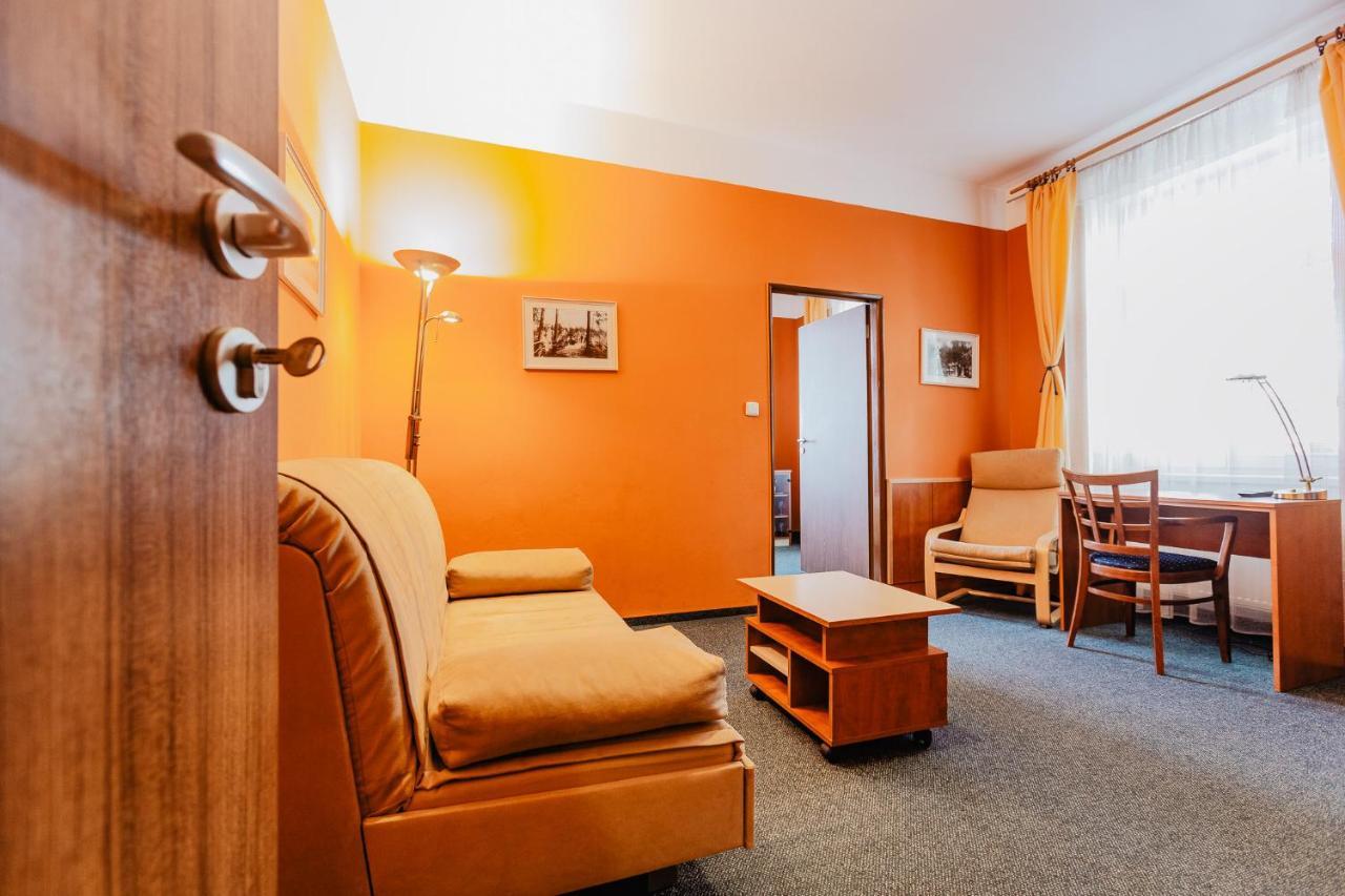 Hotel U Valdicke Brany Йичин Экстерьер фото