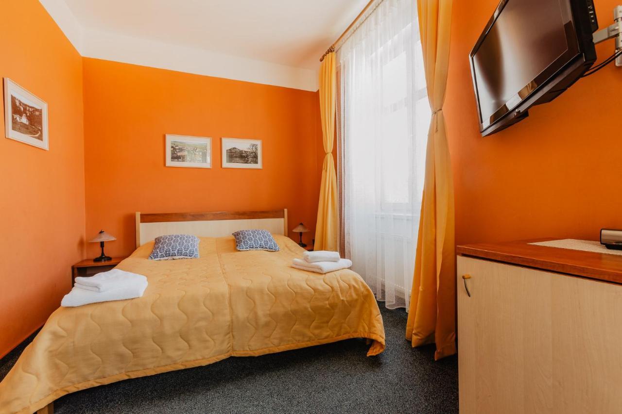 Hotel U Valdicke Brany Йичин Экстерьер фото