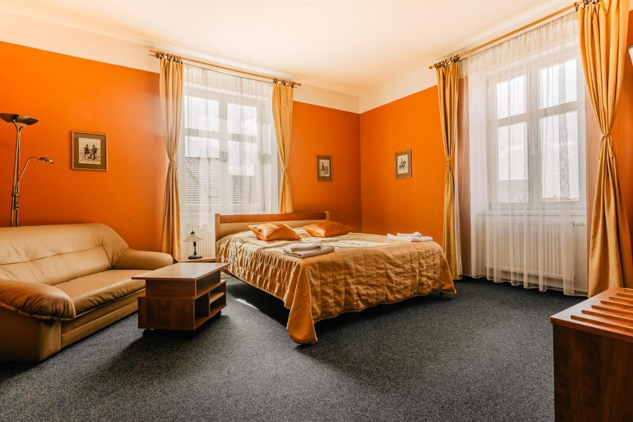 Hotel U Valdicke Brany Йичин Экстерьер фото