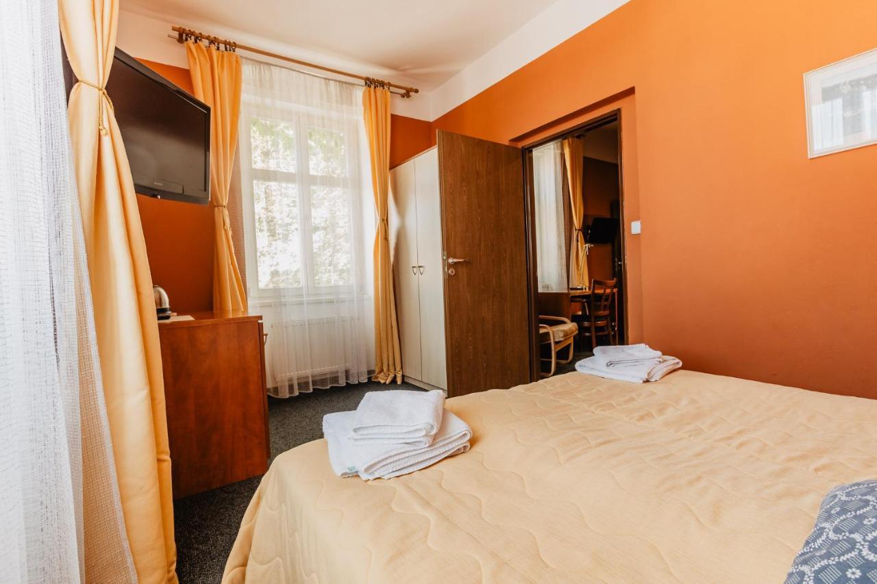 Hotel U Valdicke Brany Йичин Экстерьер фото