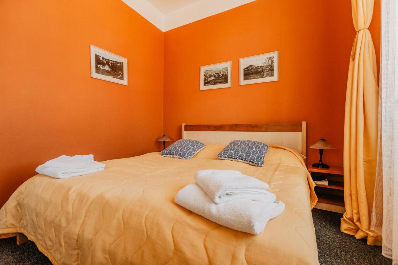 Hotel U Valdicke Brany Йичин Экстерьер фото