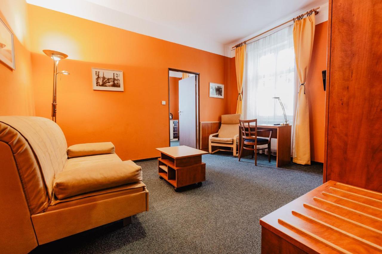Hotel U Valdicke Brany Йичин Экстерьер фото