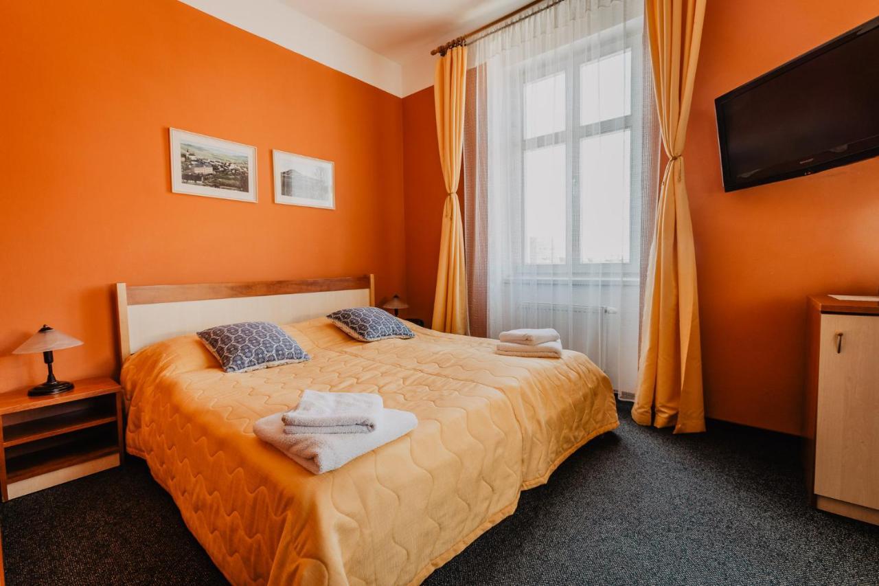 Hotel U Valdicke Brany Йичин Экстерьер фото