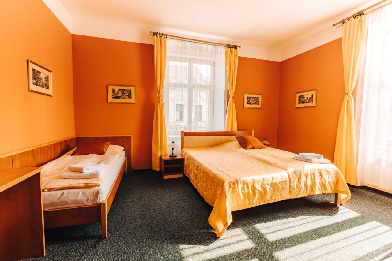 Hotel U Valdicke Brany Йичин Экстерьер фото